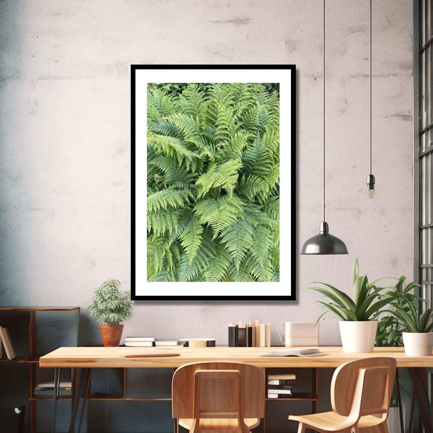 Foto av en supergrønn Skogburkne (bregne). Motivet vil være et dekorativt blikkfang både som plakat eller på lerret. Miljøbildet viser motivet på en vegg i sort ramme. 