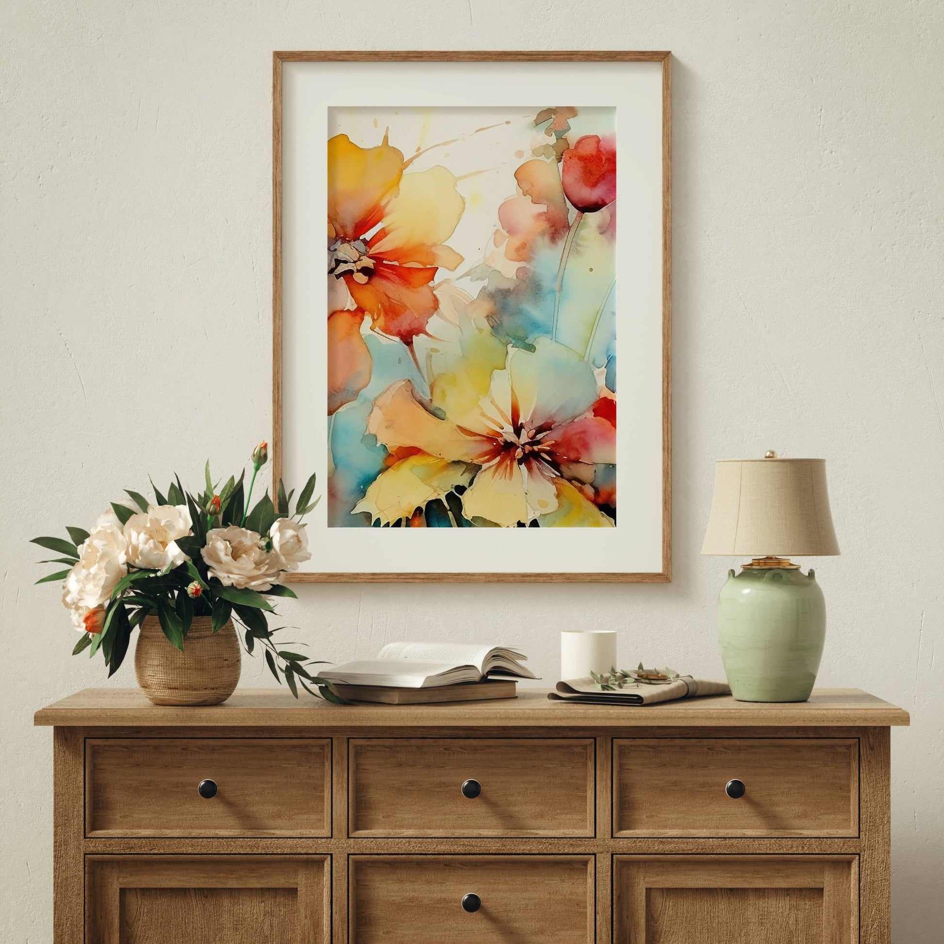 Soft Energy Bloom Collection er en harmonisk og uttrykksfull blomstertrio i akvarellstil. Illustrasjon viser motiv 2 som plakat med passepartout i eik ramme.