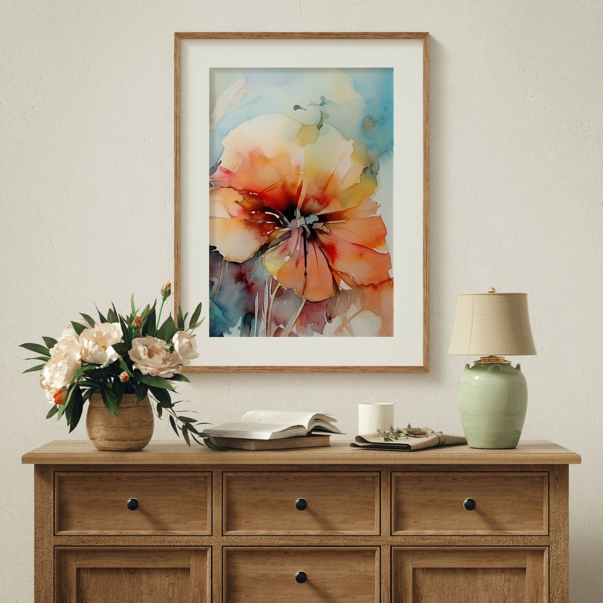 Soft Energy Bloom Collection er en harmonisk og uttrykksfull blomstertrio i akvarellstil. Illustrasjon viser motiv 3 som plakat med passepatout i eik ramme.
