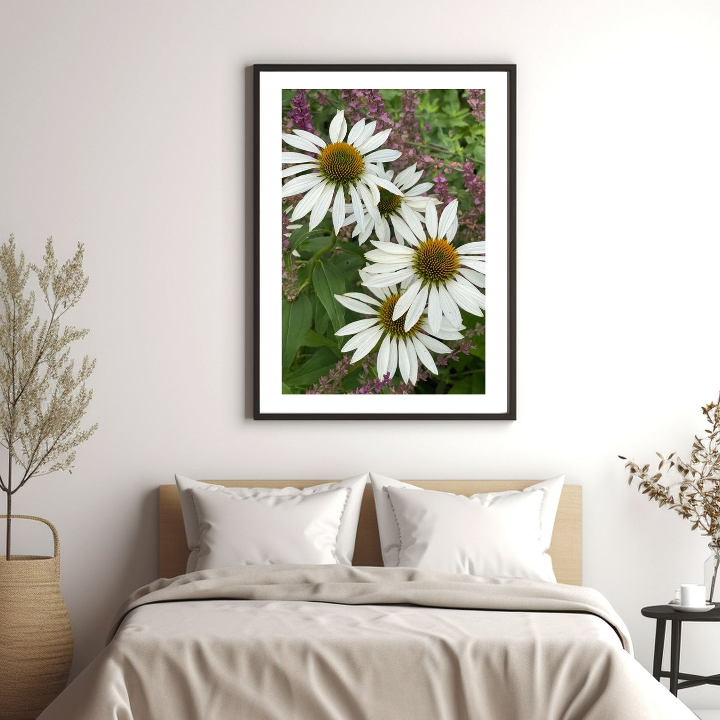 Hvit solhatt i full blomstring. Motivet er dekorativt både som plakat og på lerret. Miljøbildet viser motivet i sort ramme på en vegg over en seng. 