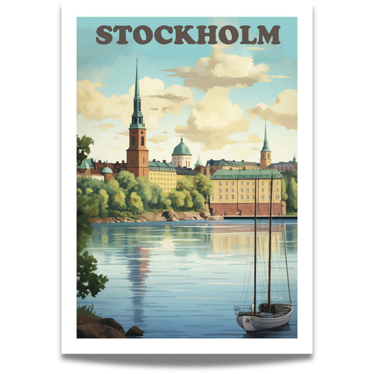 Denne stemningsfulle plakaten fanger det ikoniske bybildet av Stockholm, sett fra vannet, med klassiske bygninger, kirketårn og seilbåt.