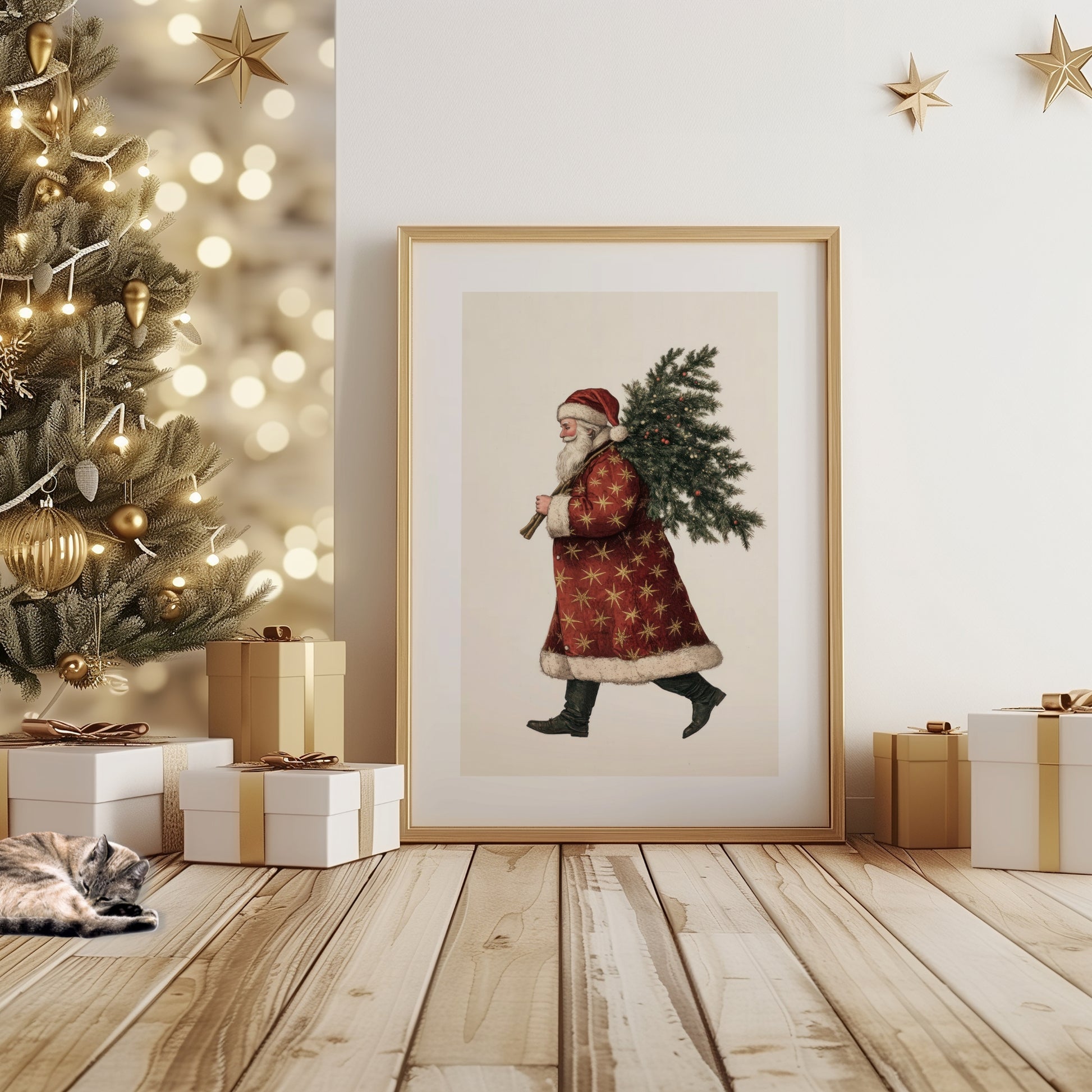 En klassisk julenisse i rød frakk med stjerner, som bærer et lite juletre over skulderen. Et nostalgisk motiv som fanger tradisjon og varme i ett bilde. Illustrasjon viser plakat med passepartout i ramme.