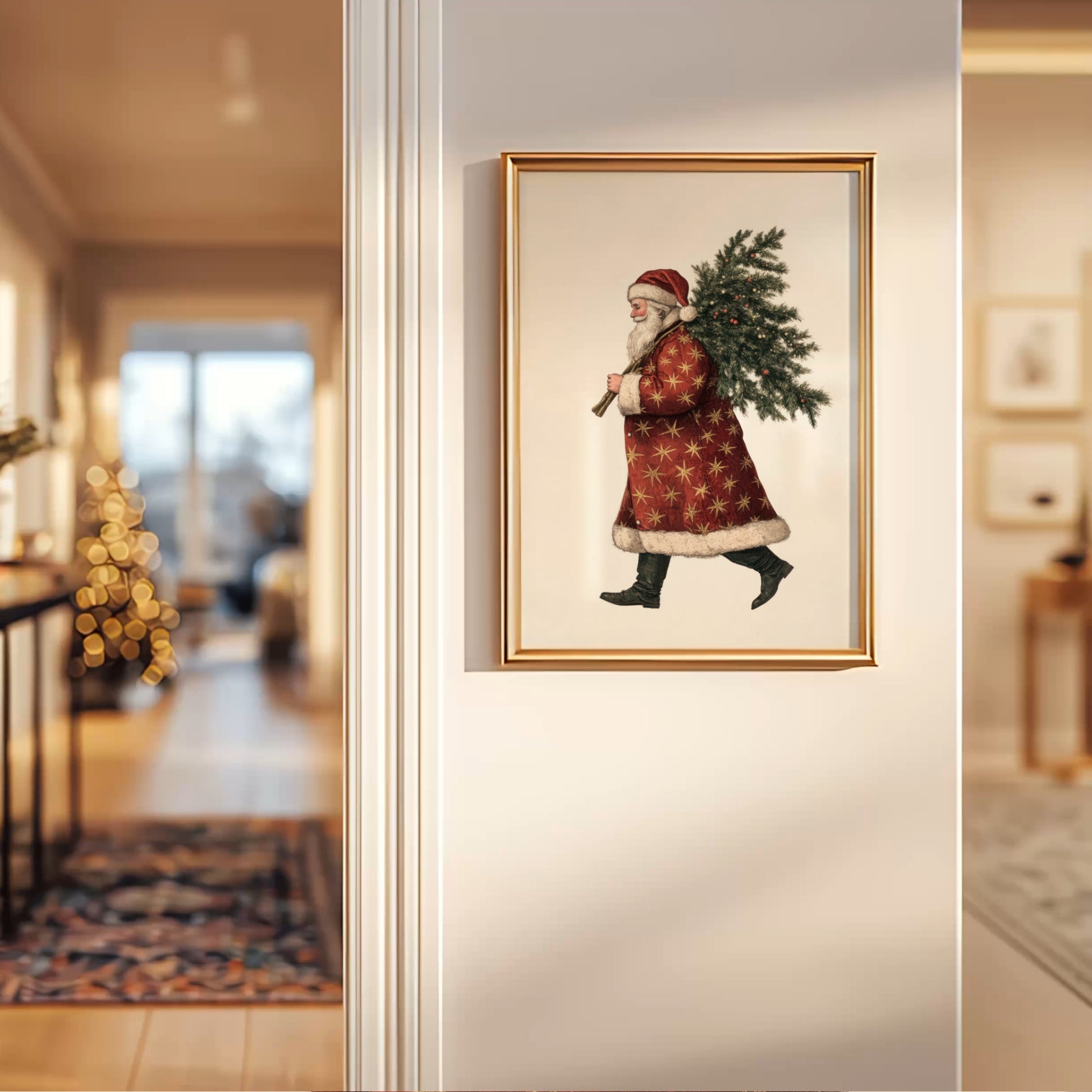 En klassisk julenisse i rød frakk med stjerner, som bærer et lite juletre over skulderen. Et nostalgisk motiv som fanger tradisjon og varme i ett bilde. Illustrasjon viser plakat uten hvit kantlinje i ramme.