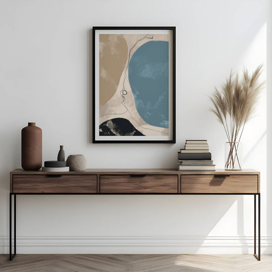 Serene Shores, en abstrakt kunstplakat inspirert av naturens organiske former. De myke, naturlige tonene av sand, hav og stein skaper en harmonisk balanse. Illustrasjon viser motivet som plakat i sort ramme.