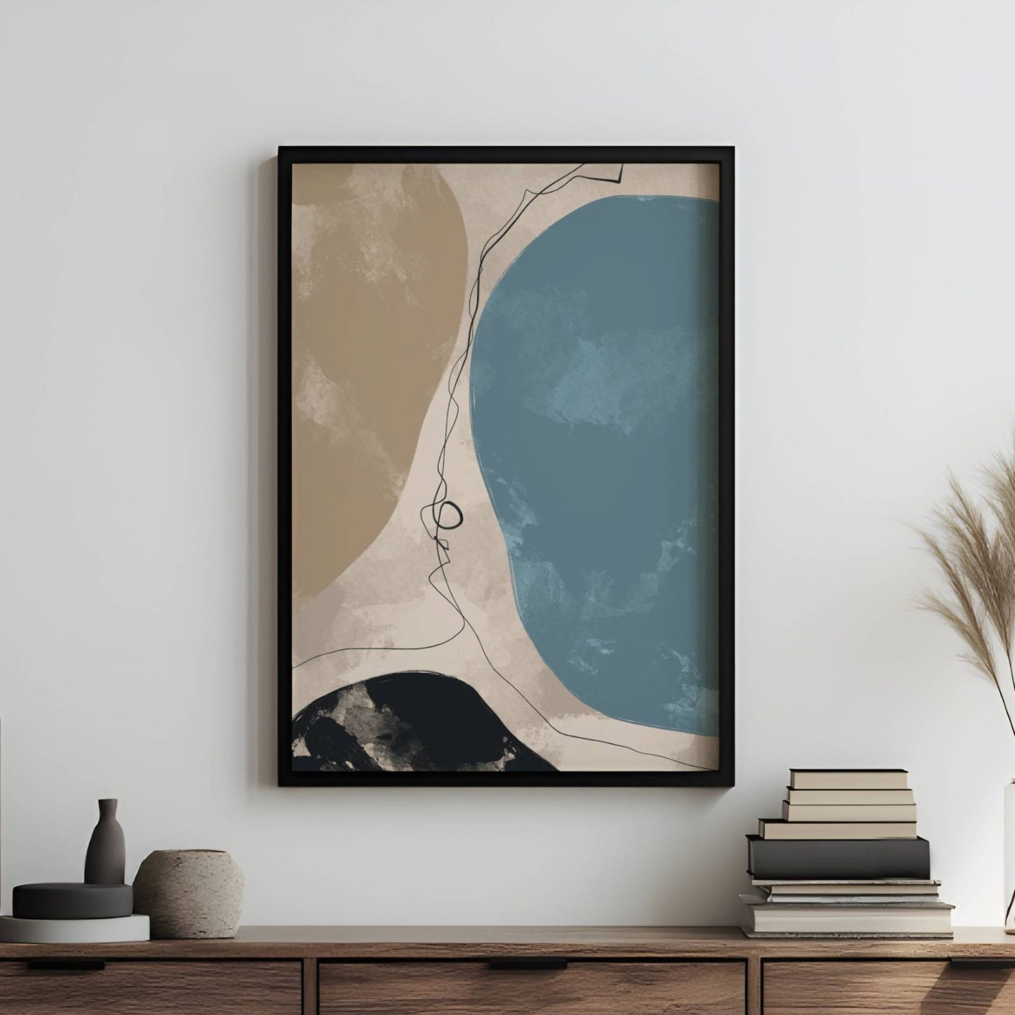 Serene Shores, en abstrakt kunstplakat inspirert av naturens organiske former. De myke, naturlige tonene av sand, hav og stein skaper en harmonisk balanse. Illustrasjon viser motivet som plakat i sort ramme.