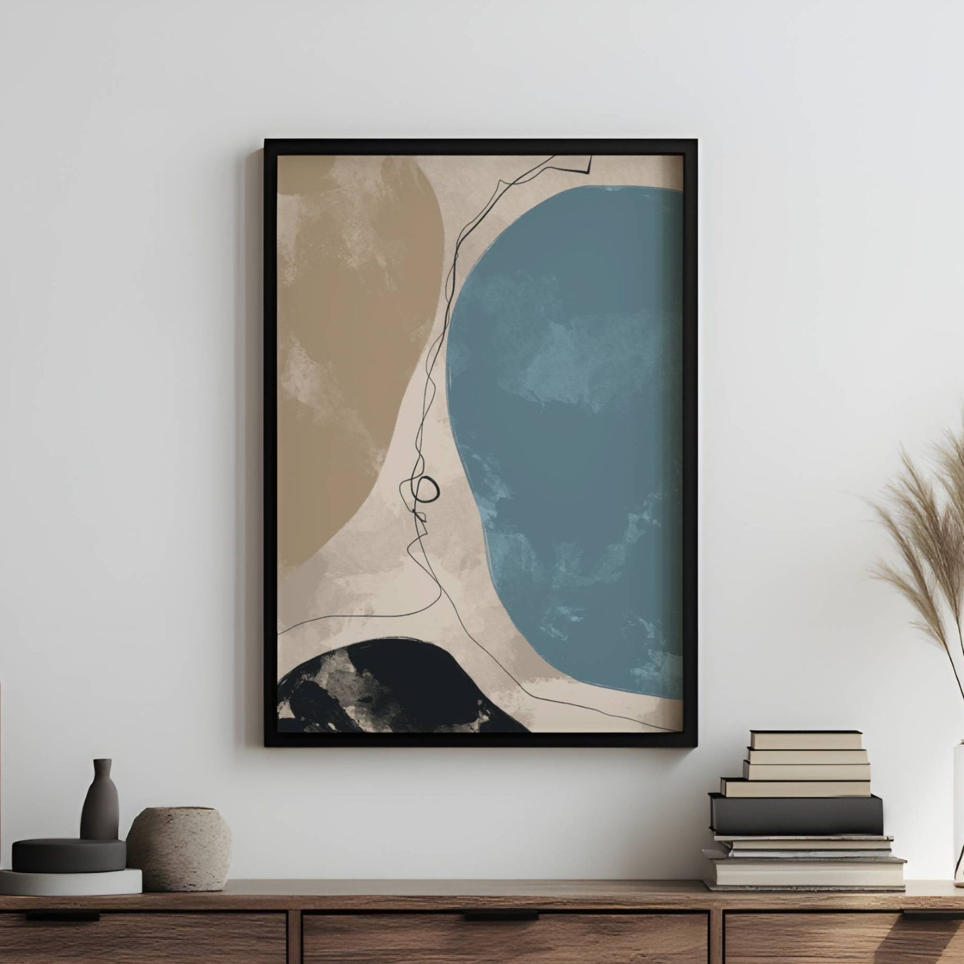 Serene Shores, en abstrakt kunstplakat inspirert av naturens organiske former. De myke, naturlige tonene av sand, hav og stein skaper en harmonisk balanse. Illustrasjon viser motivet som plakat i sort ramme.