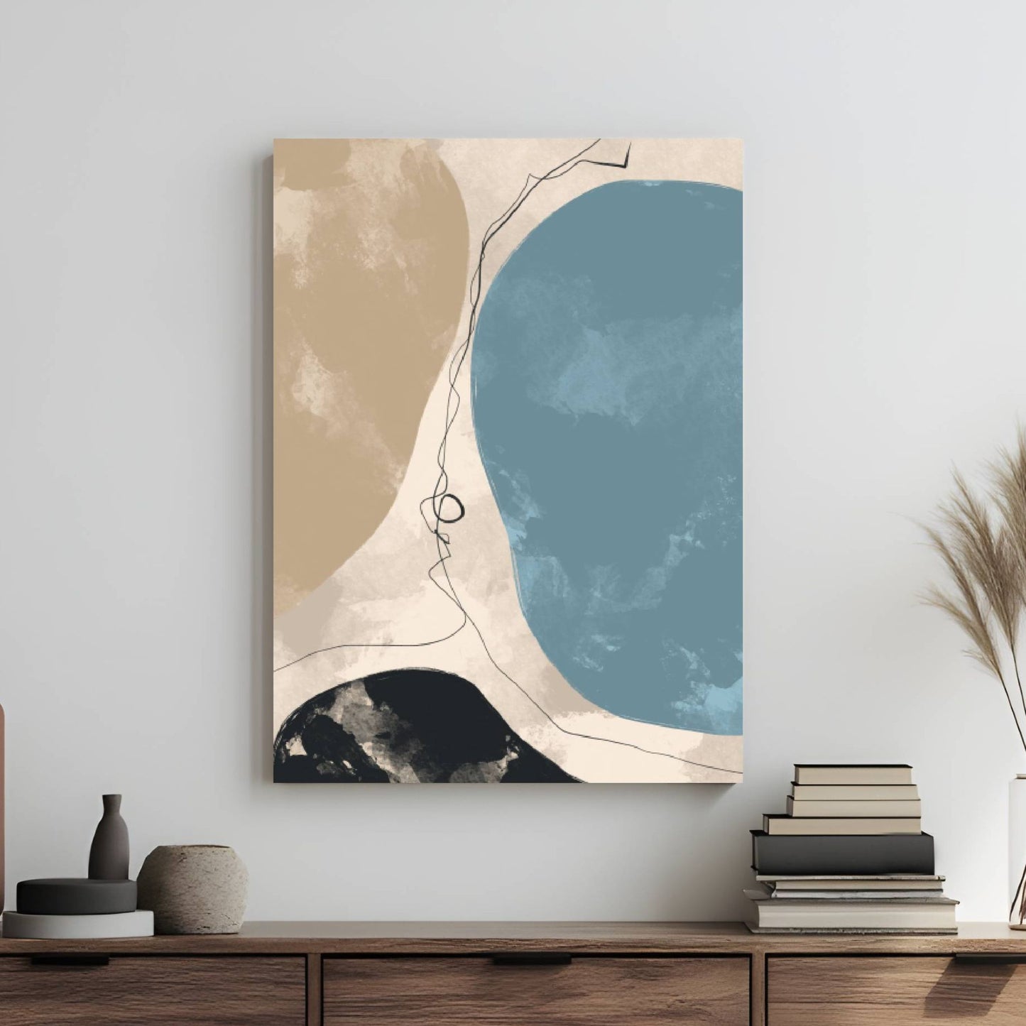 Serene Shores, en abstrakt kunstplakat inspirert av naturens organiske former. De myke, naturlige tonene av sand, hav og stein skaper en harmonisk balanse. Illustrasjon viser motivet på lerret.