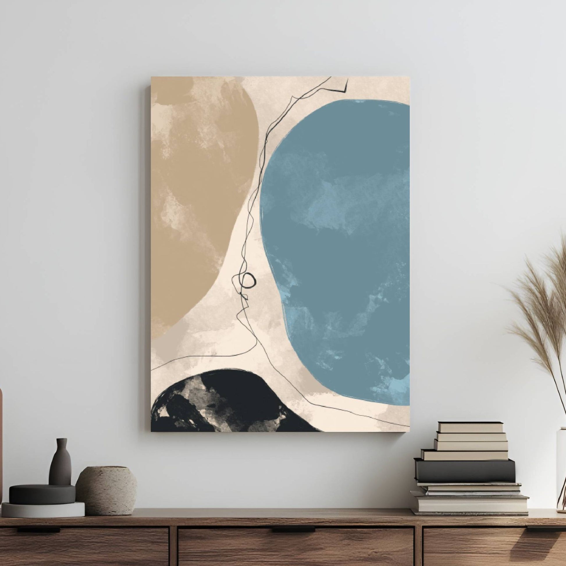 Serene Shores, en abstrakt kunstplakat inspirert av naturens organiske former. De myke, naturlige tonene av sand, hav og stein skaper en harmonisk balanse. Illustrasjon viser motivet på lerret.