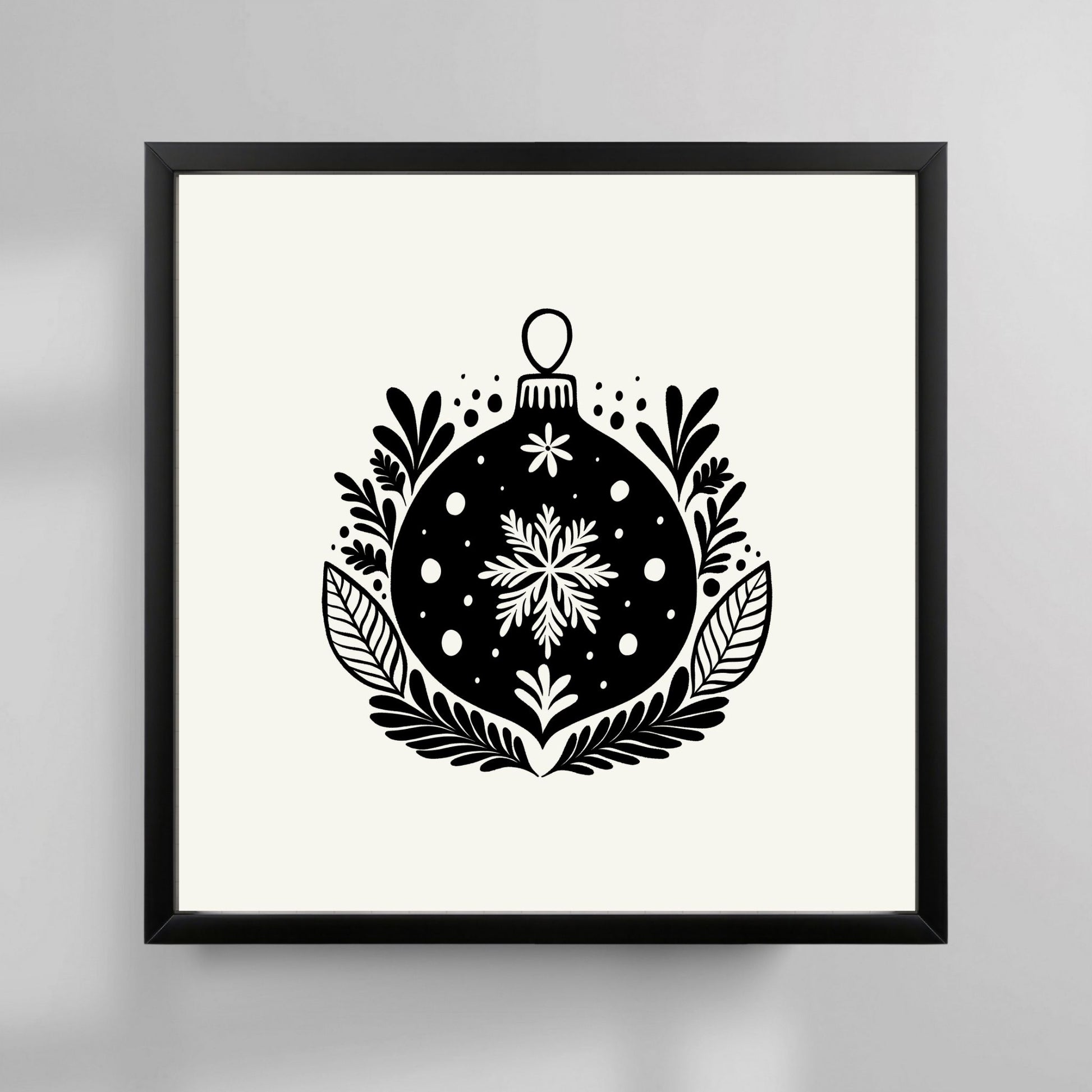 Denne stilrene plakaten er inspirert av skandinavisk minimalisme og klassisk julepynt, med detaljerte illustrasjoner som gir en følelse av ro og vinterens magi. Illustrasjonsfoto viser plakat i sort ramme.