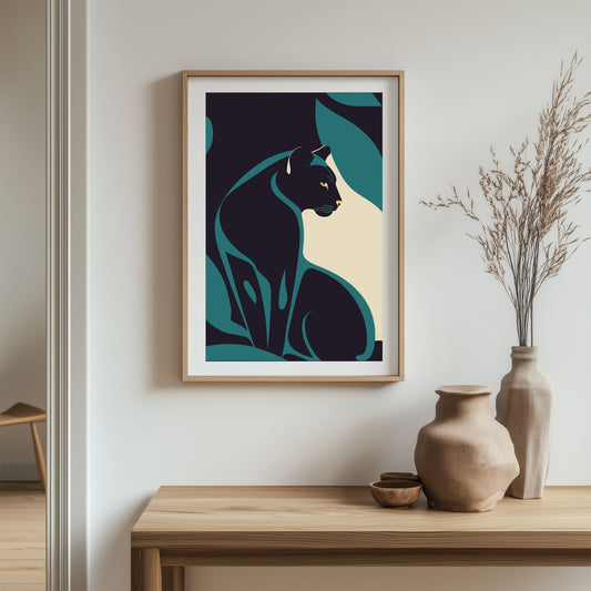 Denne stiliserte illustrasjonen fanger den majestetiske panteren i en rolig, men kraftfull positur, delvis skjult blant tropiske blader. Illustrasjon viser plakat i eik ramme.