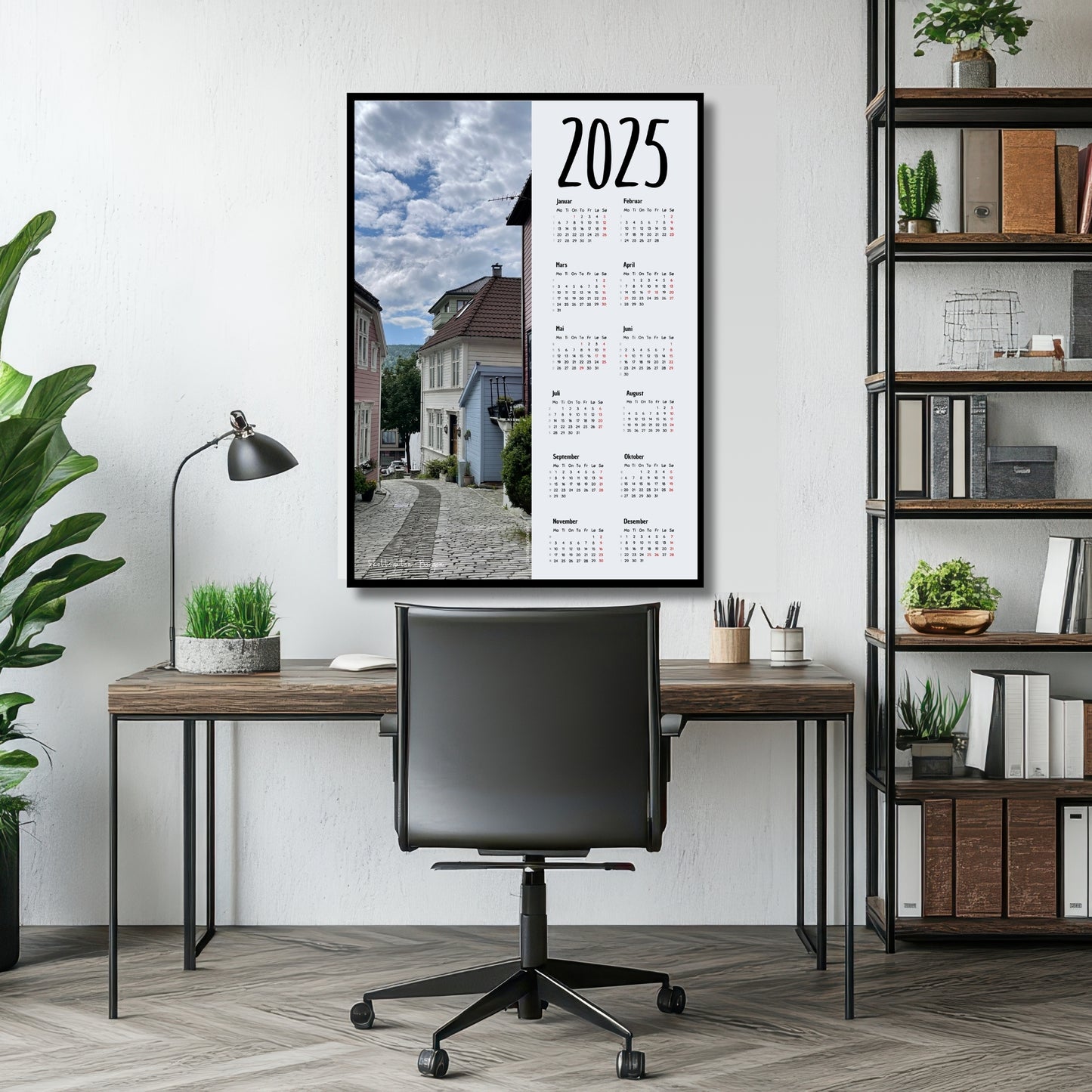 Oppdag den unike Bergen Plakatkalender 2025, en praktisk og vakker måte å holde oversikt over året på!. Motiv fra Skottegaten.