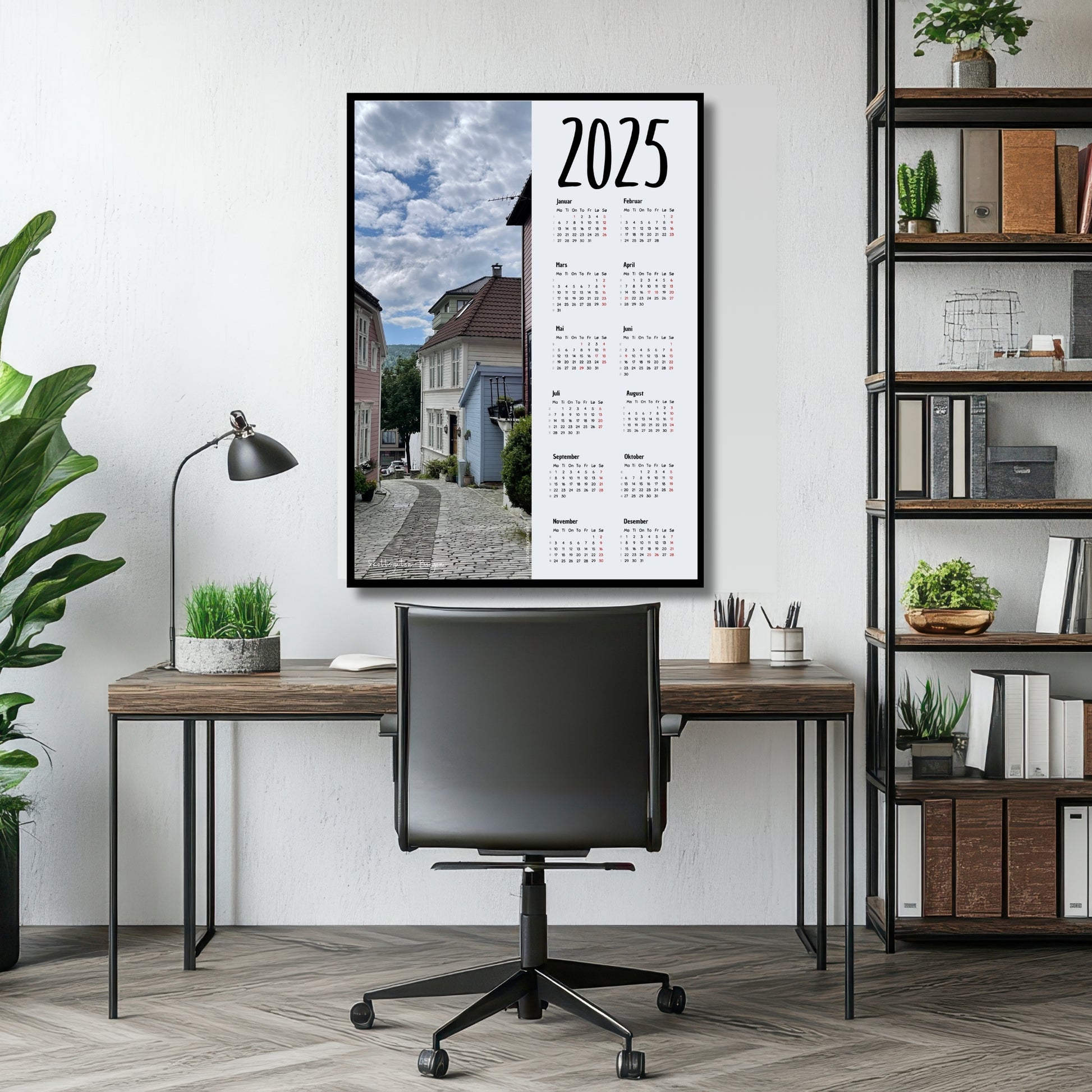 Oppdag den unike Bergen Plakatkalender 2025, en praktisk og vakker måte å holde oversikt over året på!. Motiv fra Skottegaten.