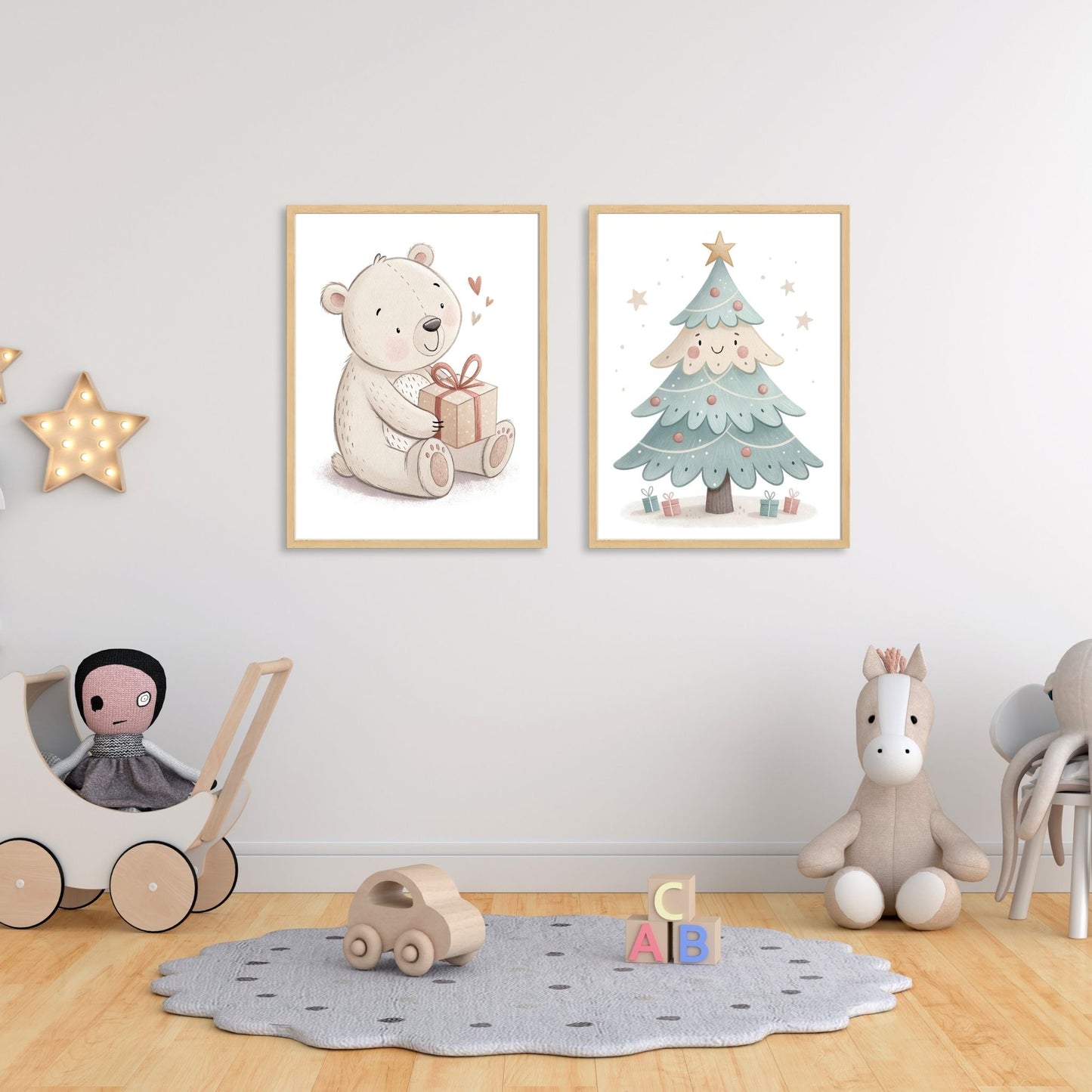 små julevenner – Illustrasjon viser en bamse og et juletre som henger på en vegg i eik rammer