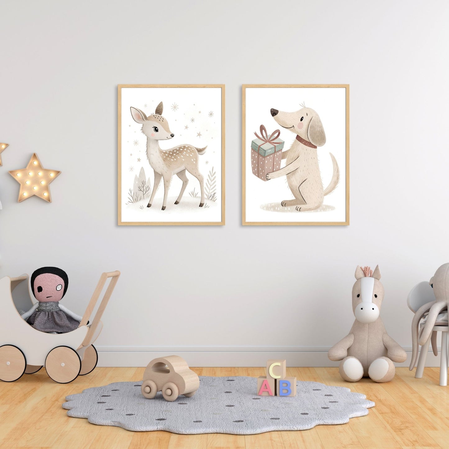 små julevenner – hund med gave. illustrasjonen viser plakater av dådyr og hund på et barnerom.