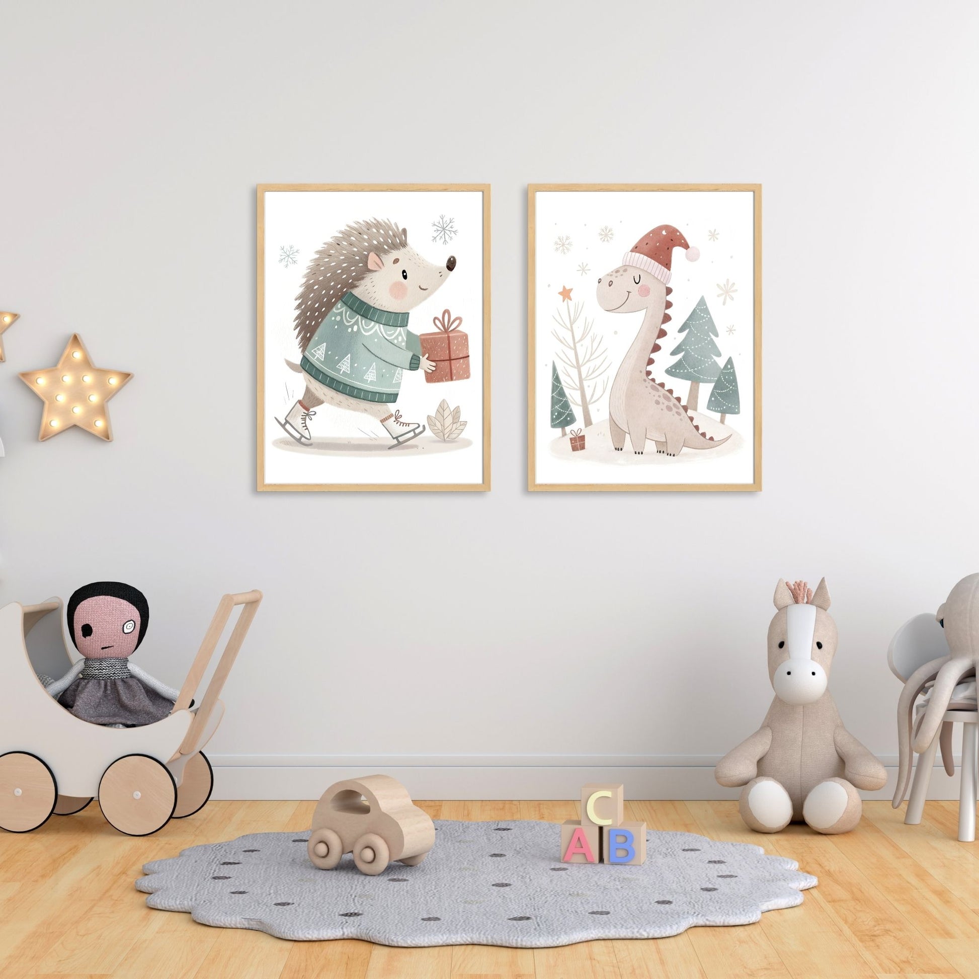 små julevenner – pinnsvin på skøyter med gave. illustrasjon viser pinnsvin og dino i rammer på et barnerom
