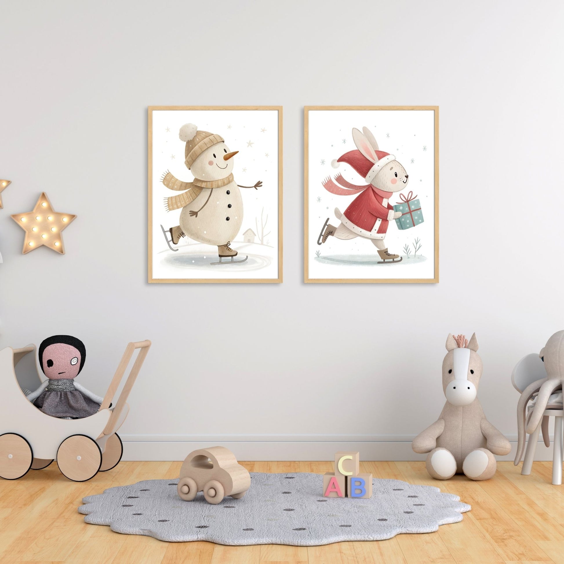 små julevenner – snømann på skøyter og julehare i eik rammer på et barnerom.