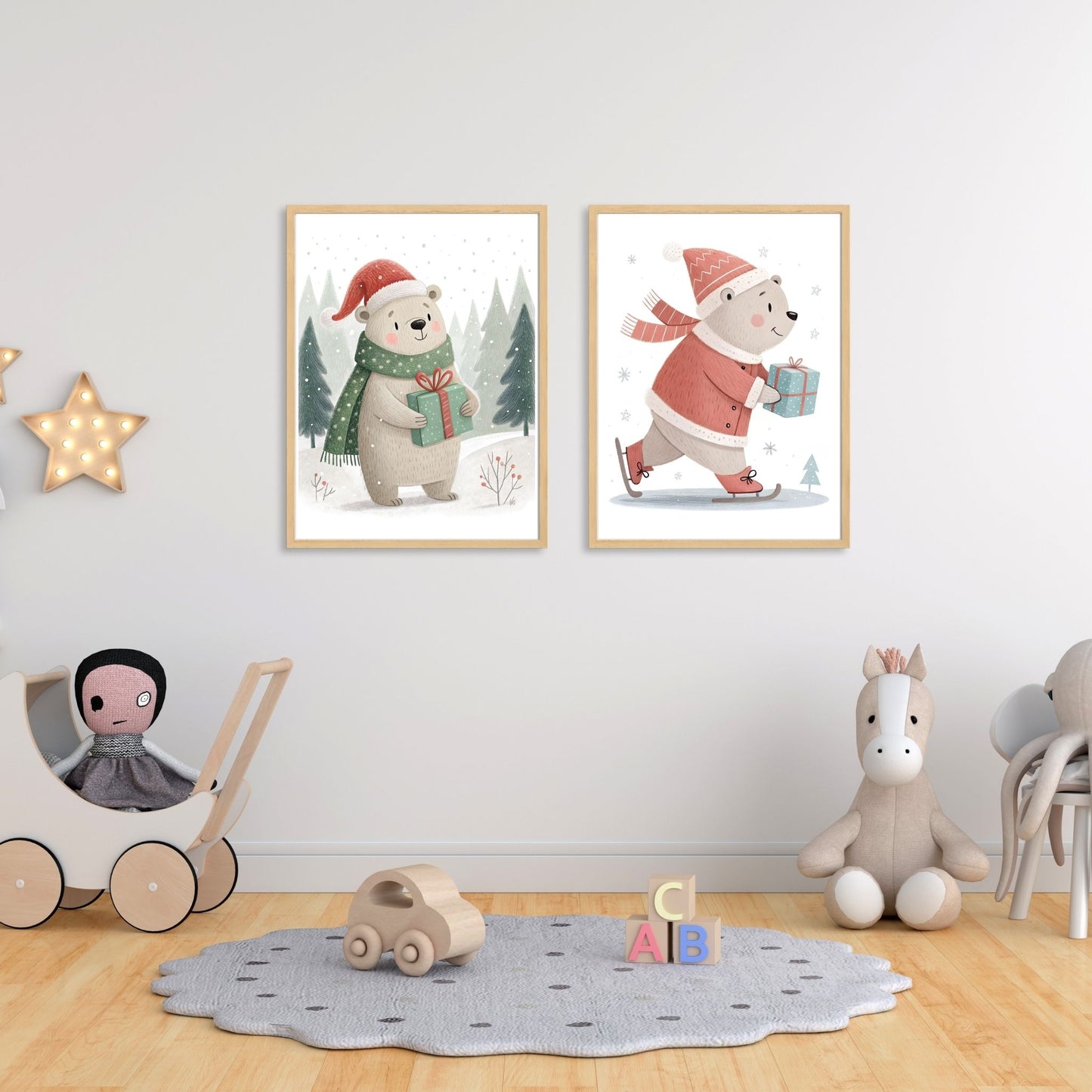 små julevenner – Illustrasjon viser plakat av bjørn i nisselue og bamse med julegave i eik ramme