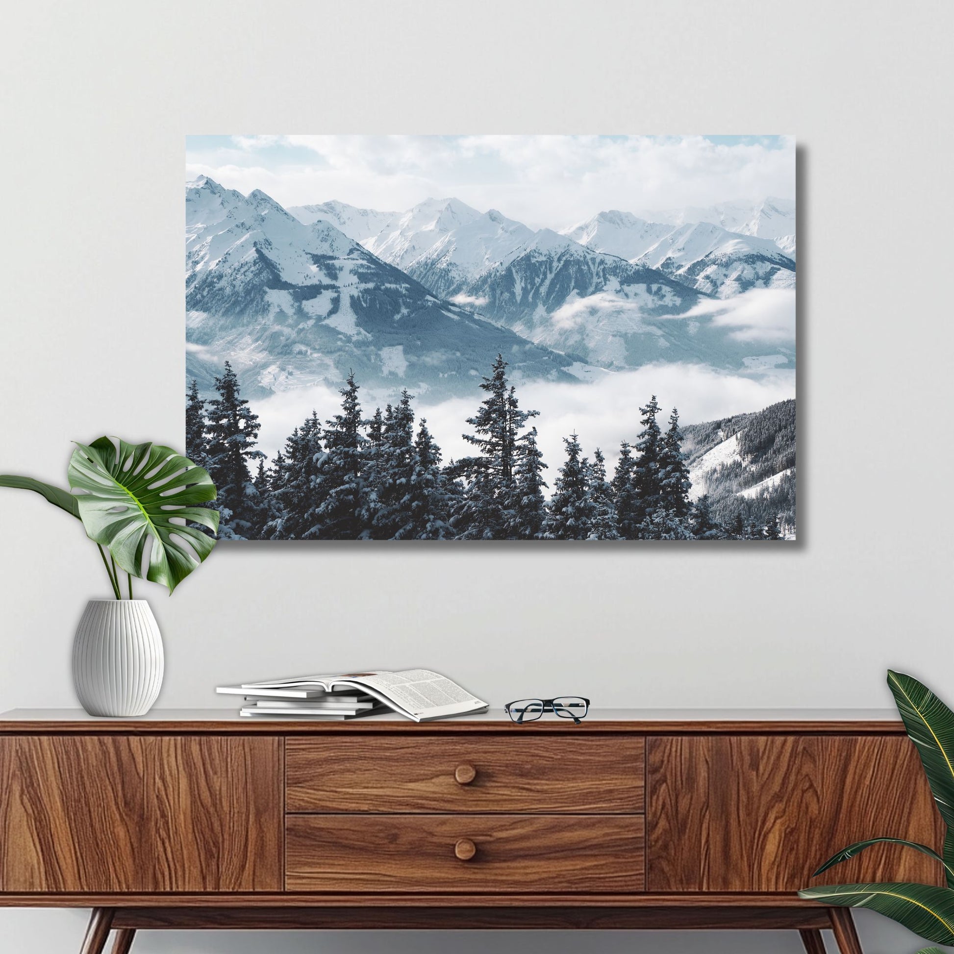 Dette vakre bildet viser et landskap dekket av snø og lett tåke, med dramatiske fjelltopper og trær som strekker seg opp mot himmelen. Illustrasjonsfoto viser motivet på lerret.