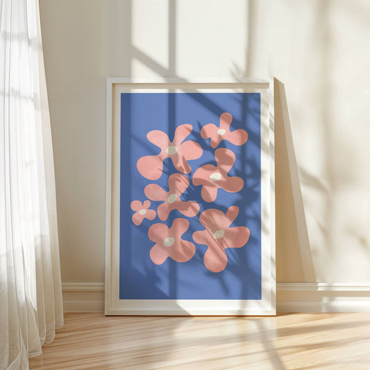  Soft Bloom – en moderne og minimalistisk kunstplakat og lerretstrykk med lekne former og myke pastellfarger. Illustrasjon viser motivet som plakat i hvit ramme.