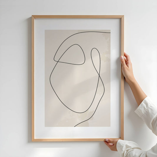 Soft Flow – minimalistisk linjekunst plakat er et harmonisk møte mellom enkelhet og uttrykk. Illustrasjon viser plakat i eik ramme.