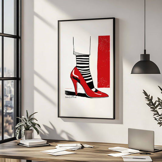 Denne plakaten utfordrer motekonvensjoner med sitt quirky uttrykk. Sokker og stiletter er et stilikon i seg selv – perfekt for den motebevisste. Illustrasjon viser plakat i sort ramme.