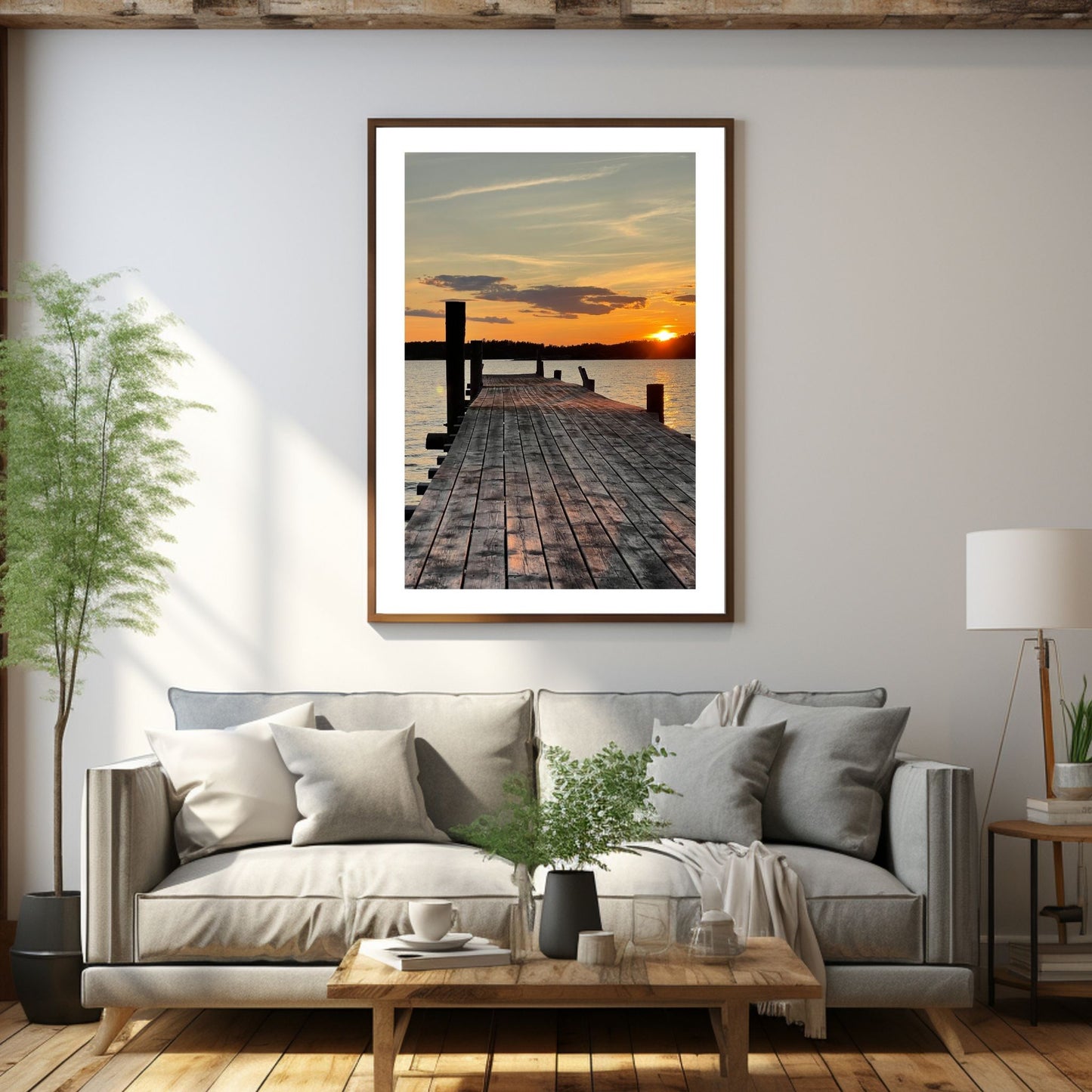 Nydelig solnedgang ved Krokstadfjorden ved Saltnes. Motiv av en brygge som går ute i sjøen, og en sol som er i ferd med å gå ned på en oransje himmel. Fås både som plakat og på lerret. Miljøbildet viser plakaten i en eikeramme som henger på en vegg over en sofa.