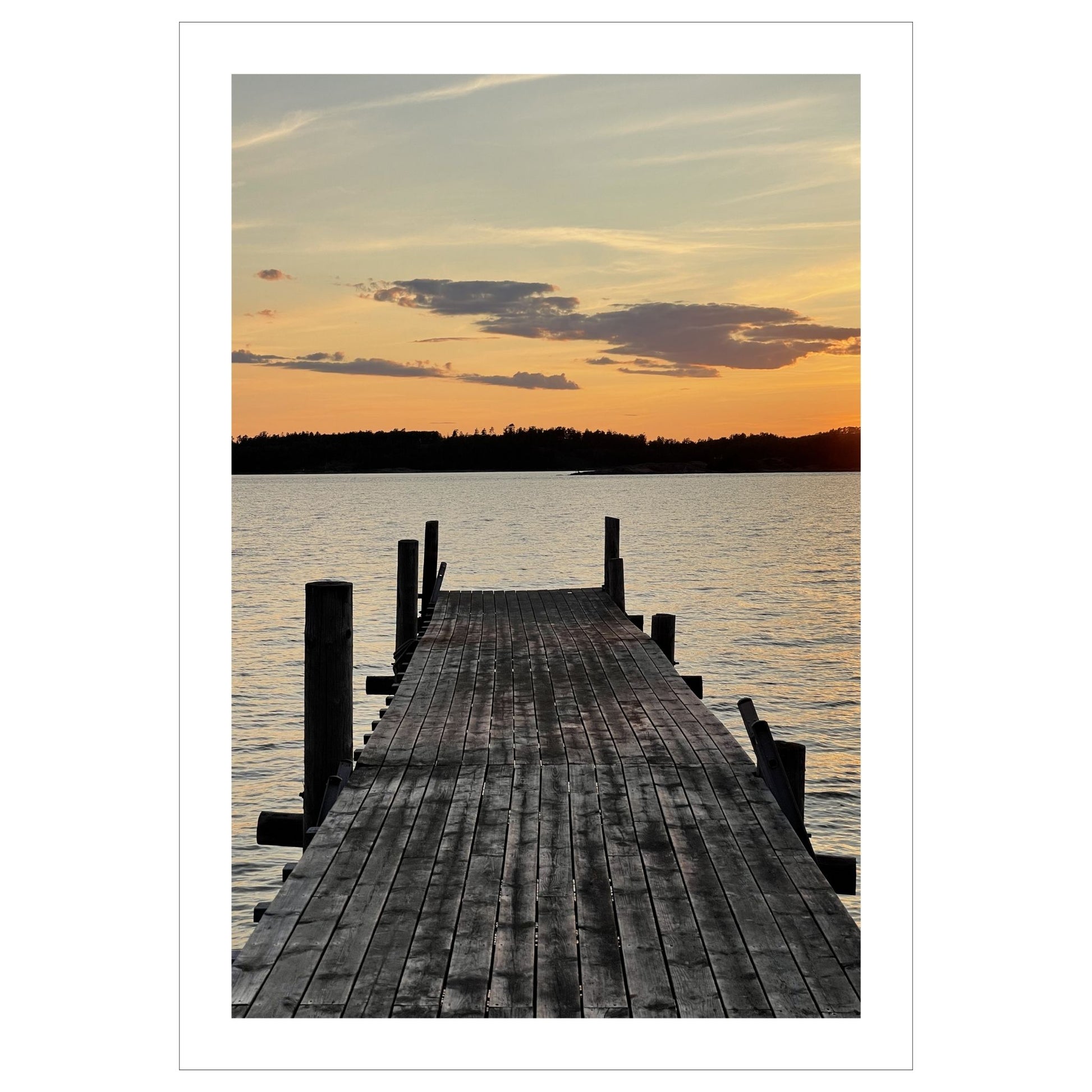Nydelig solnedgang ved Krokstadfjorden ved Saltnes. Motiv av en brygge som går ute i sjøen, og en sol som er i ferd med å gå ned på en oransje himmel. Fås både som plakat og på lerret. 