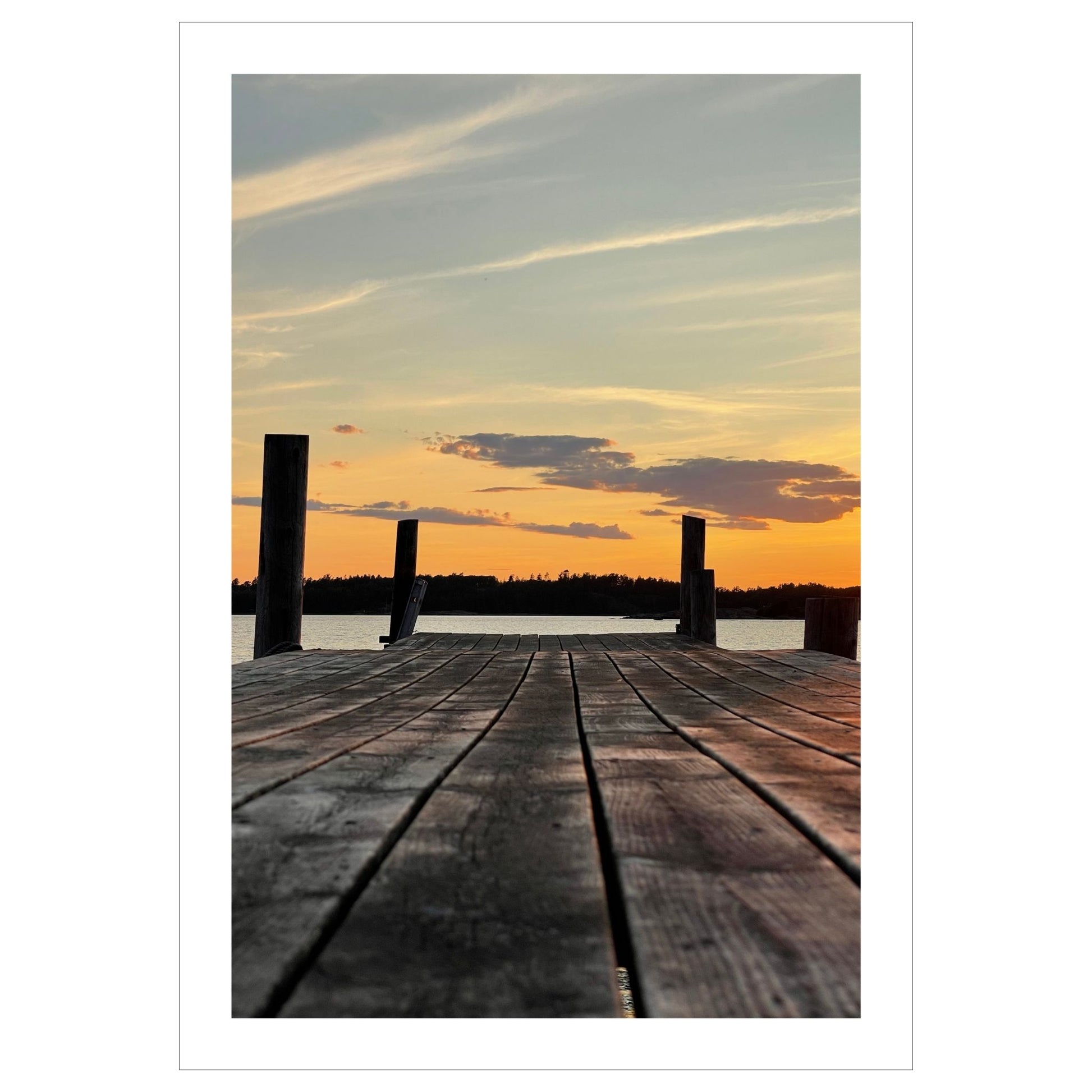 Nydelig solnedgang ved Krokstadfjorden ved Saltnes. Motiv av en brygge som går ute i sjøen, og en sol som er i ferd med å gå ned på en oransje himmel. Fås både som plakat og på lerret. 