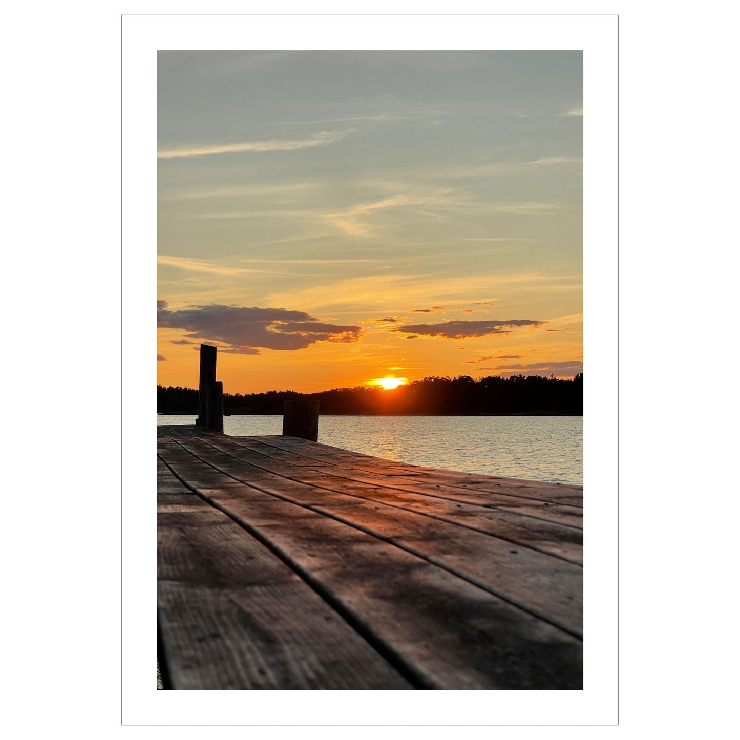 Nydelig solnedgang ved Krokstadfjorden ved Saltnes. Motiv av en brygge som går ute i sjøen, og en sol som er i ferd med å gå ned på en oransje himmel. Fås både som plakat og på lerret. 