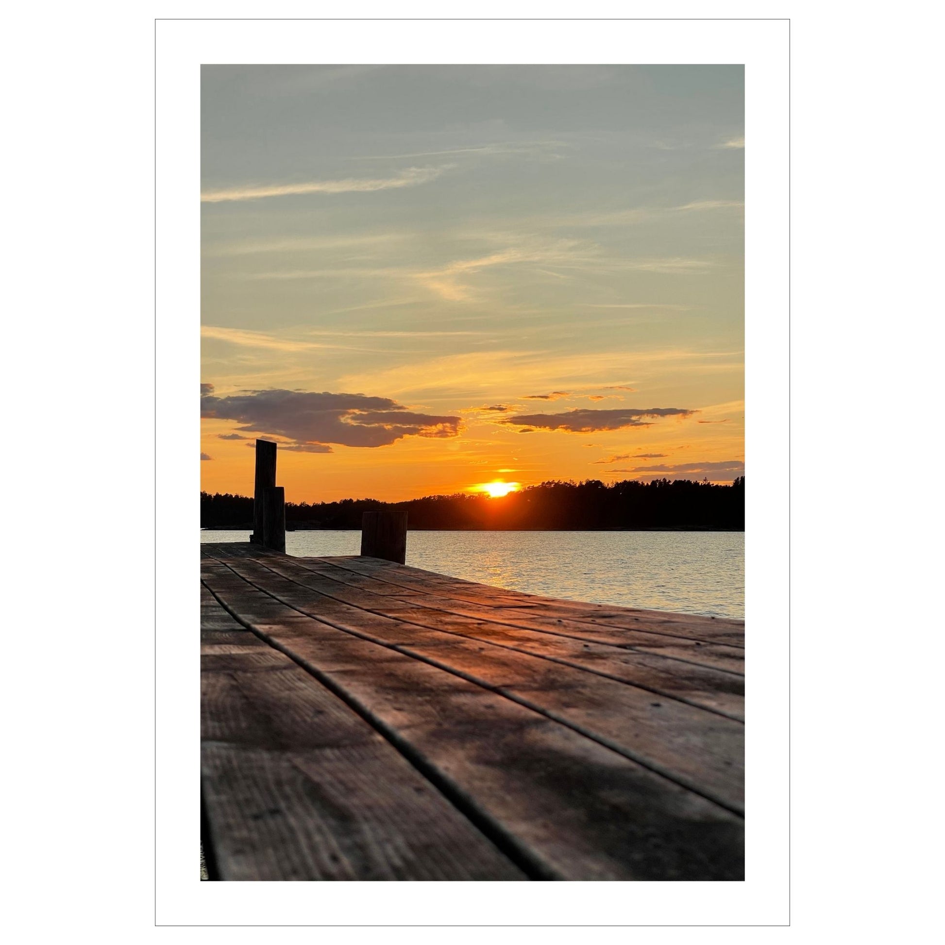 Nydelig solnedgang ved Krokstadfjorden ved Saltnes. Motiv av en brygge som går ute i sjøen, og en sol som er i ferd med å gå ned på en oransje himmel. Fås både som plakat og på lerret. 