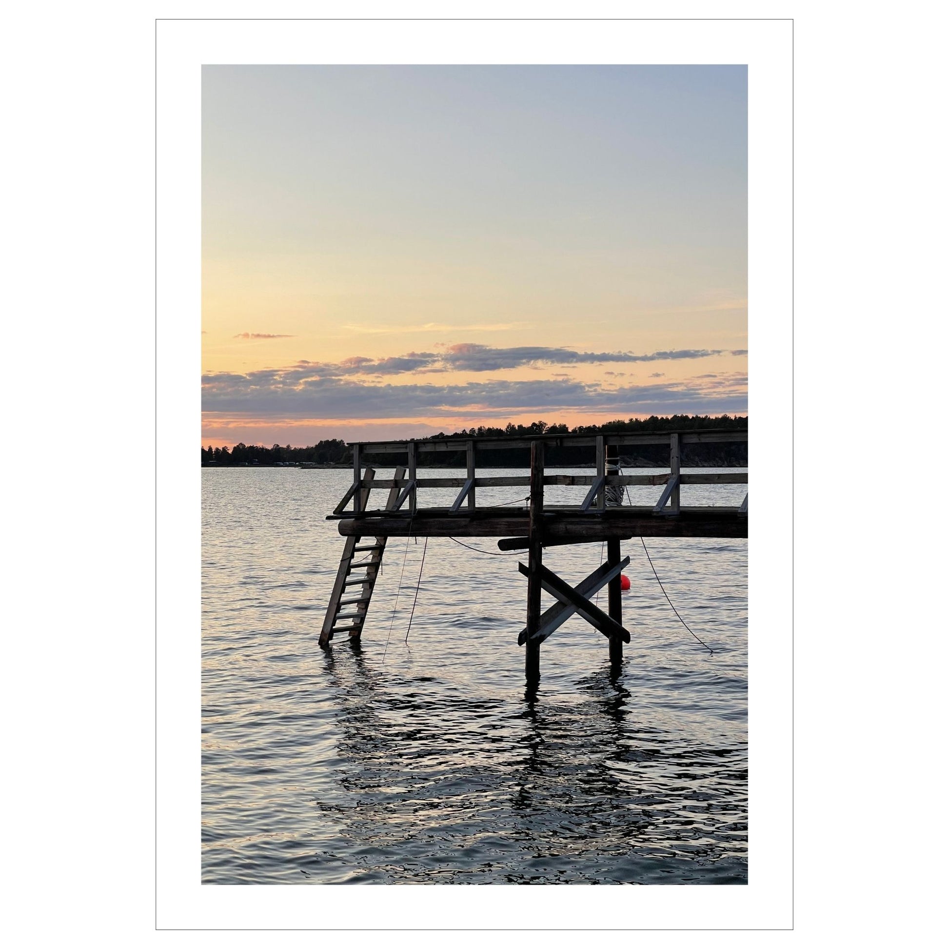 Nydelig solnedgang ved Krokstadfjorden ved Saltnes. Motiv av en brygge som går ute i sjøen, og en sol som er i ferd med å gå ned på en oransje himmel. Fås både som plakat og på lerret. 