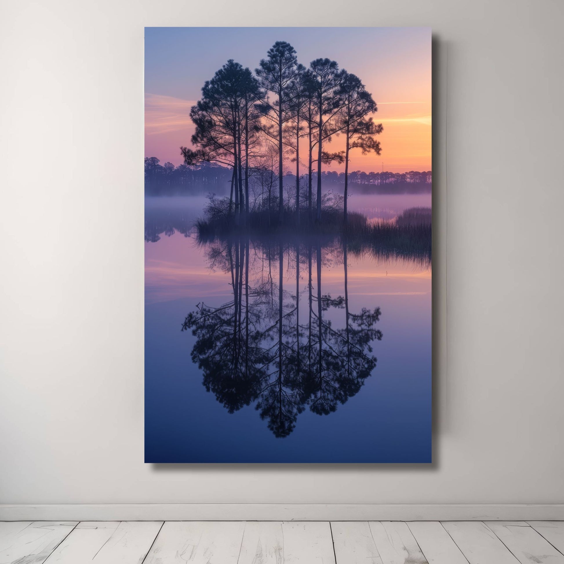 Dette harmoniske motivet fanger de tidlige morgentimene ved et stille vann, der furutrær speiler seg i det blikkstille vannet og himmelen gløder i varme pastelltoner. Illustrasjon viser motivet på lerret.