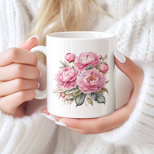 Sommerkrus PEON No1 er et delikat keramikkrus med et mykt, romantisk design av rosa peoner – rikt illustrert med vakre detaljer i blomsterblad og bladverk. På motsatt side av kruset finner du et poetisk lite sitat i håndskriftstil, som gjør kruset til mer enn bare en kopp – det blir et lite stykke hverdagsglede.