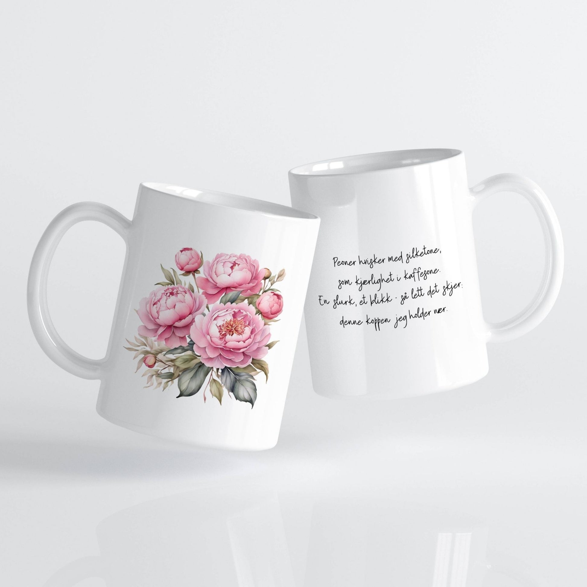 Sommerkrus PEON No1 er et delikat keramikkrus med et mykt, romantisk design av rosa peoner – rikt illustrert med vakre detaljer i blomsterblad og bladverk. På motsatt side av kruset finner du et poetisk lite sitat i håndskriftstil, som gjør kruset til mer enn bare en kopp – det blir et lite stykke hverdagsglede.