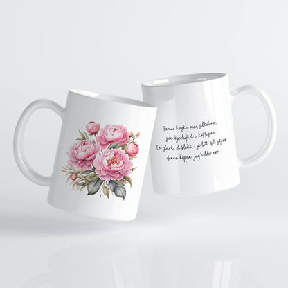 Sommerkrus PEON No1 er et delikat keramikkrus med et mykt, romantisk design av rosa peoner – rikt illustrert med vakre detaljer i blomsterblad og bladverk. På motsatt side av kruset finner du et poetisk lite sitat i håndskriftstil, som gjør kruset til mer enn bare en kopp – det blir et lite stykke hverdagsglede.