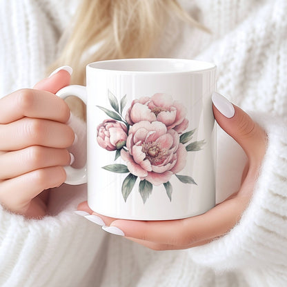 Sommerkrus PEON No3 har et enkelt og elegant uttrykk med tre mykt illustrerte peonblomster i dus rosa. Dette keramikkruset passer perfekt til deg som liker et rent og stilfullt design, med et snev av vintage romantikk. Teksten på baksiden gjør det til et krus med sjel – og en fin påminnelse i hverdagen.