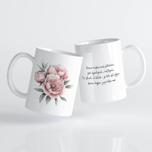 Sommerkrus PEON No3 har et enkelt og elegant uttrykk med tre mykt illustrerte peonblomster i dus rosa. Dette keramikkruset passer perfekt til deg som liker et rent og stilfullt design, med et snev av vintage romantikk. Teksten på baksiden gjør det til et krus med sjel – og en fin påminnelse i hverdagen.