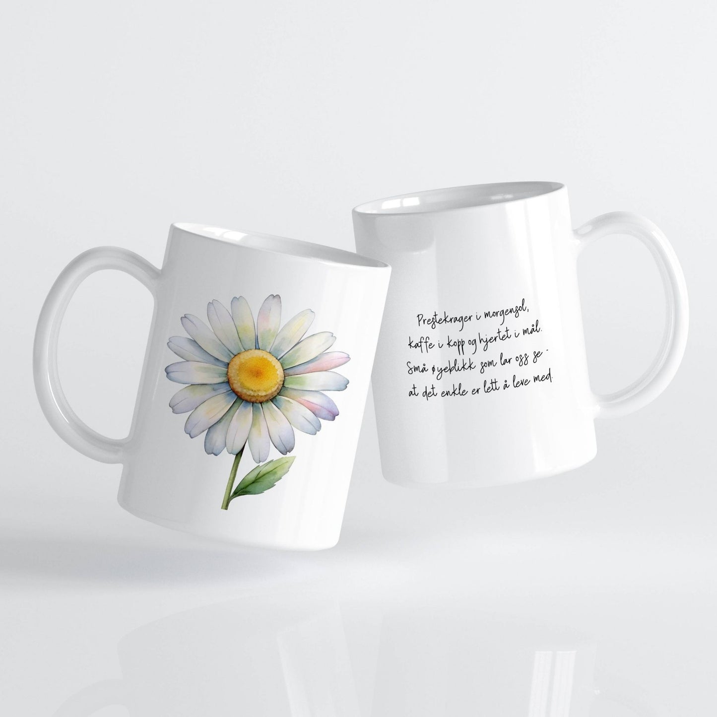 Sommerkrus PRESTEKRAGE No1. Ingenting sier norsk sommer som prestekrager i grøftekanten og kaffe i koppen. Dette lyse og lune keramikkruset kommer med et vakkert blomsterdesign og en håndskrevet tekst.