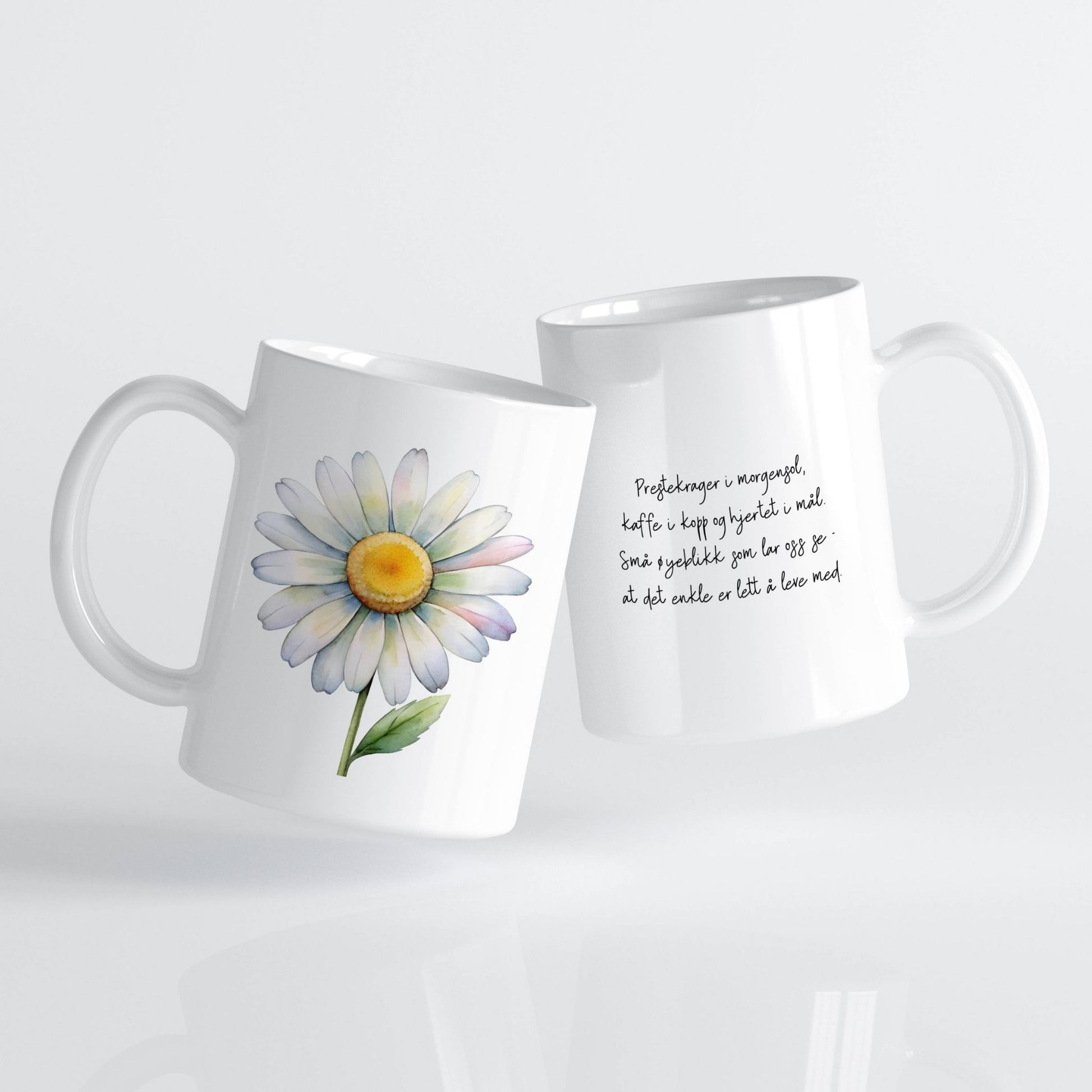 Sommerkrus PRESTEKRAGE No1. Ingenting sier norsk sommer som prestekrager i grøftekanten og kaffe i koppen. Dette lyse og lune keramikkruset kommer med et vakkert blomsterdesign og en håndskrevet tekst.