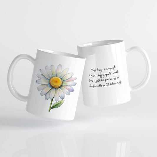 Sommerkrus PRESTEKRAGE No1. Ingenting sier norsk sommer som prestekrager i grøftekanten og kaffe i koppen. Dette lyse og lune keramikkruset kommer med et vakkert blomsterdesign og en håndskrevet tekst.
