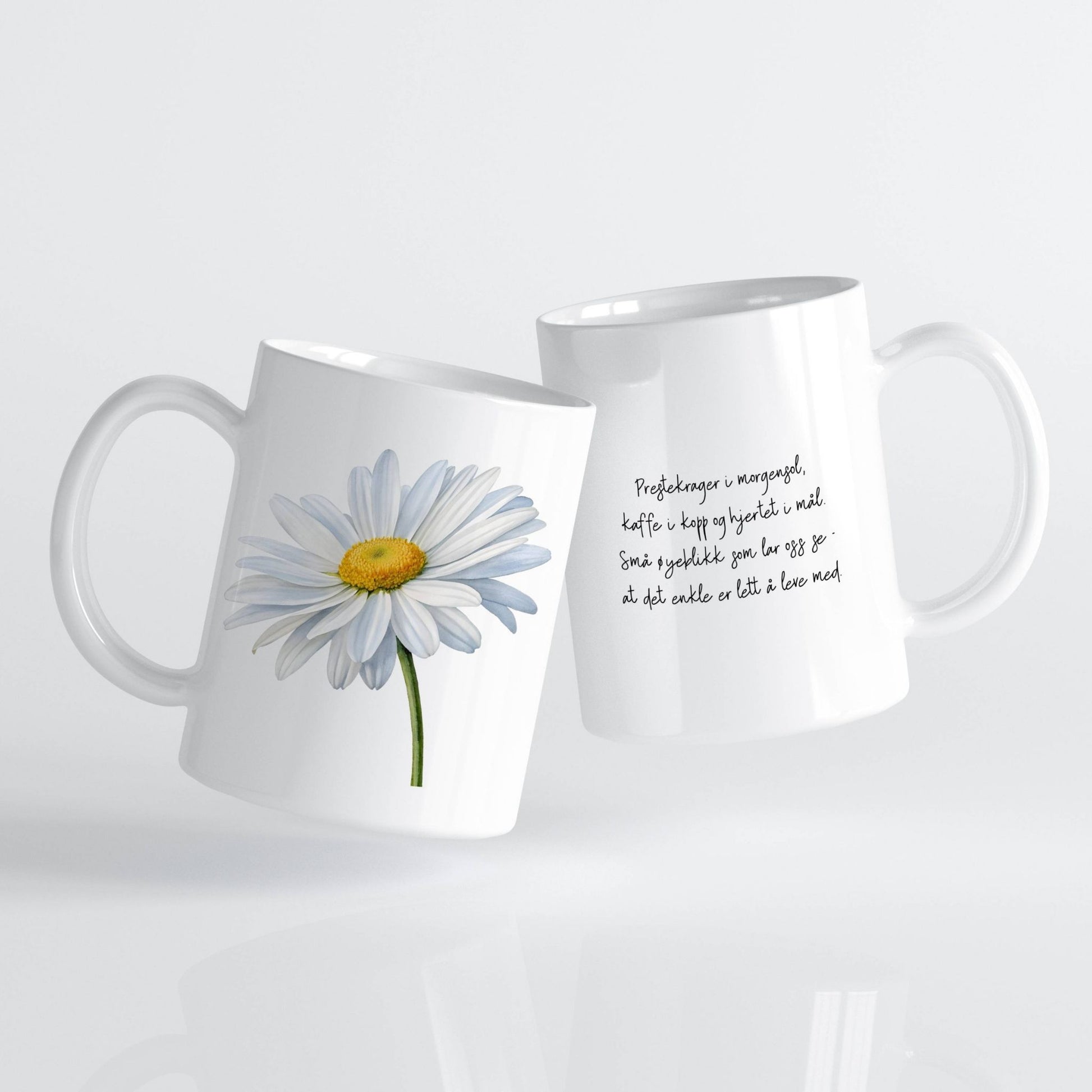 Sommerkrus PRESTEKRAGE No2. Ingenting sier norsk sommer som prestekrager i grøftekanten og kaffe i koppen. Dette lyse og lune keramikkruset kommer med et vakkert blomsterdesign og en håndskrevet tekst.