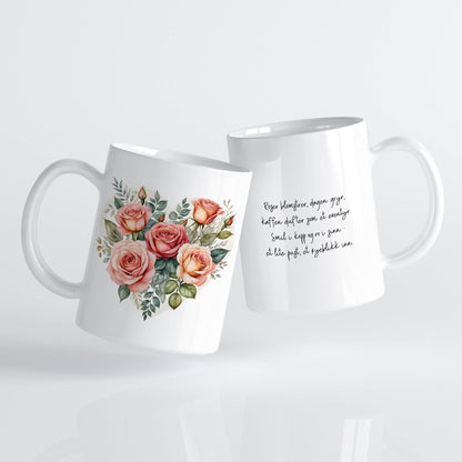 Sommerkrus ROSE No1 er et romantisk keramikkrus dekorert med et hjerteformet arrangement av røde, ferskenfargede og koralltonede roser. Et frodig og fyldig motiv som sprer varme og glede. På baksiden finner du en liten tekst som setter stemningen for en myk morgen eller rolig kveldspause.