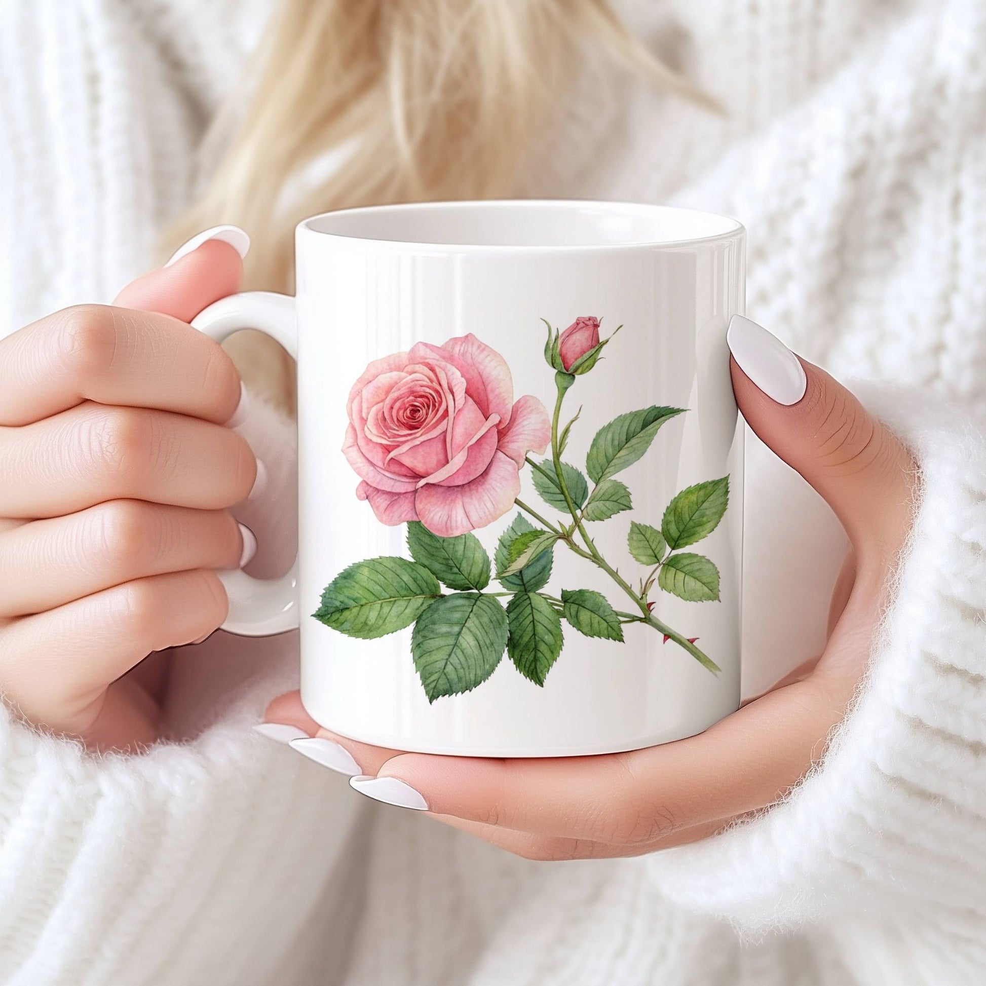 Sommerkrus ROSE No5 er dekorert med en enkelt, elegant rosa rose med tilhørende knopp – stilrent, rolig og feminint. Dette kruset passer perfekt både hjemme og på kontoret – en tidløs favoritt.
