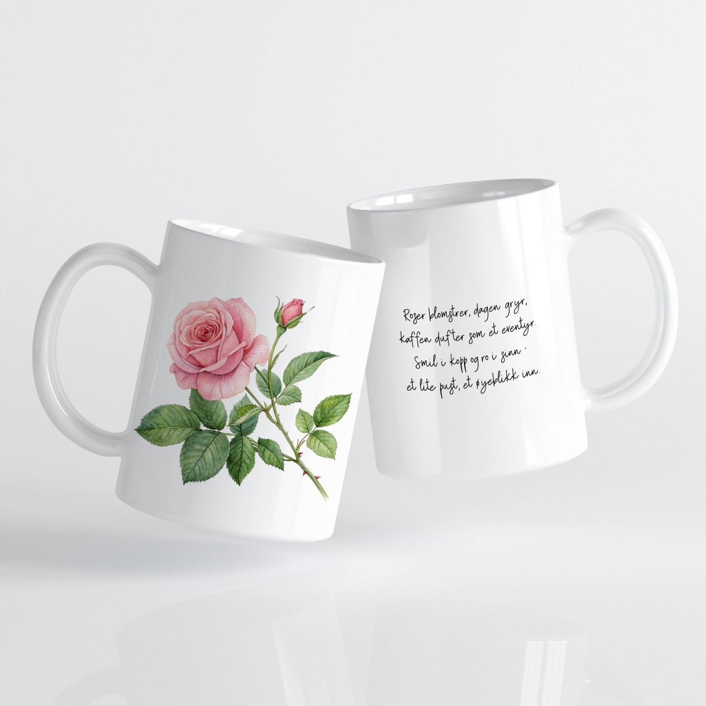 Sommerkrus ROSE No5 er dekorert med en enkelt, elegant rosa rose med tilhørende knopp – stilrent, rolig og feminint. Dette kruset passer perfekt både hjemme og på kontoret – en tidløs favoritt.