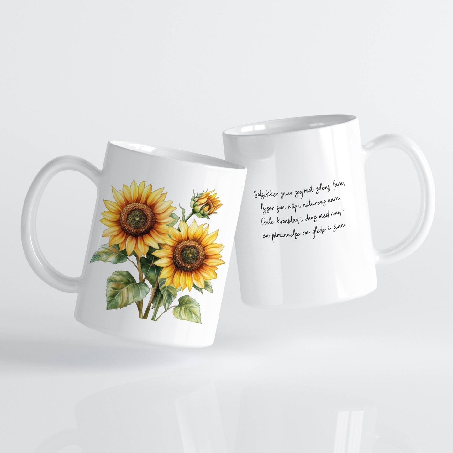 Sommerkrus SOLSIKKE No2 viser to blomstrende solsikker og en knopp, som sammen gir kruset et levende og balansert uttrykk. Perfekt for den som liker å hente energi fra naturens klare farger og rytme.
