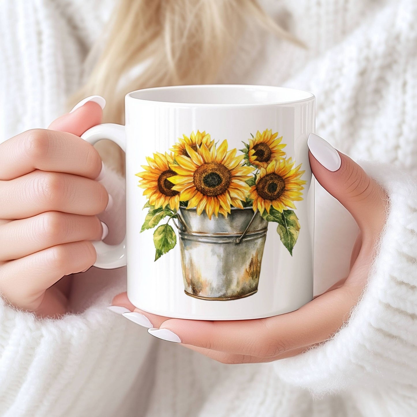 Sommerkrus SOLSIKKE No5 er dekorert med en hel bukett solsikker i en rustikk sinkbøtte. Dette er et krus som passer perfekt til hyttemorgen, hagekaffe eller som gave til den som elsker blomster med personlighet og sjel.