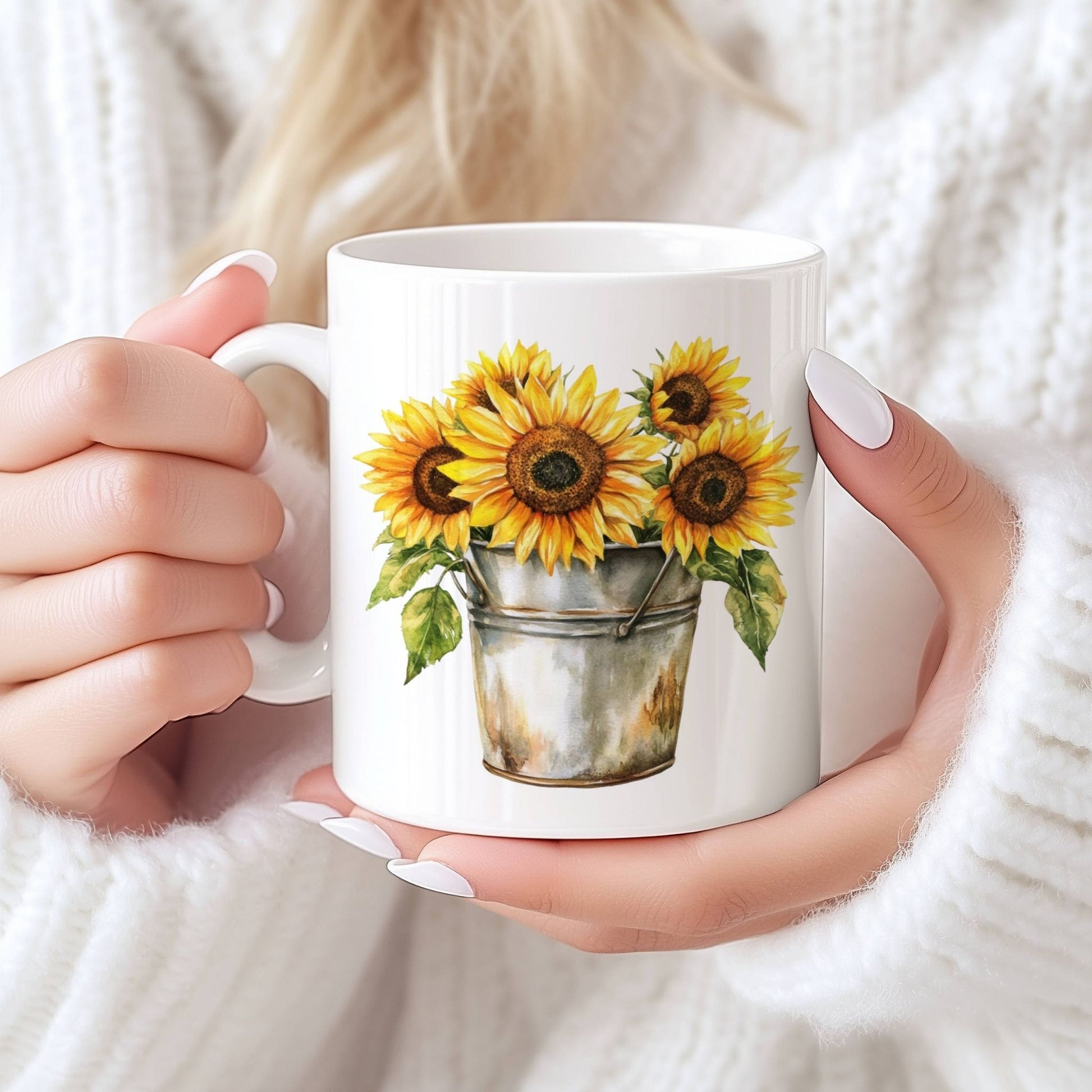Sommerkrus SOLSIKKE No5 er dekorert med en hel bukett solsikker i en rustikk sinkbøtte. Dette er et krus som passer perfekt til hyttemorgen, hagekaffe eller som gave til den som elsker blomster med personlighet og sjel.