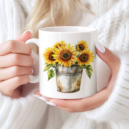 Sommerkrus SOLSIKKE No5 er dekorert med en hel bukett solsikker i en rustikk sinkbøtte. Dette er et krus som passer perfekt til hyttemorgen, hagekaffe eller som gave til den som elsker blomster med personlighet og sjel.