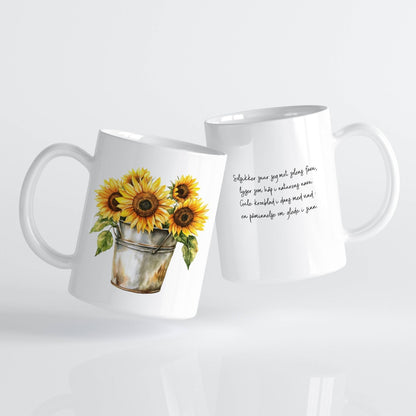 Sommerkrus SOLSIKKE No5 er dekorert med en hel bukett solsikker i en rustikk sinkbøtte. Dette er et krus som passer perfekt til hyttemorgen, hagekaffe eller som gave til den som elsker blomster med personlighet og sjel.