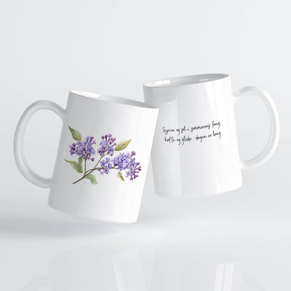 Sommerkrus SYRIN No1 er et luftig og romantisk keramikkrus med delikate lilla syriner i akvarellstil. Motivet har en lett og poetisk uttrykksform, og teksten på baksiden inviterer til en rolig kaffestund i solfylt selskap.